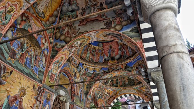 ¡Una gran excursión al Monasterio de Rila! Disfruta de éste lugar en un viaje a Bulgaria. Un sitio mágico y especial.