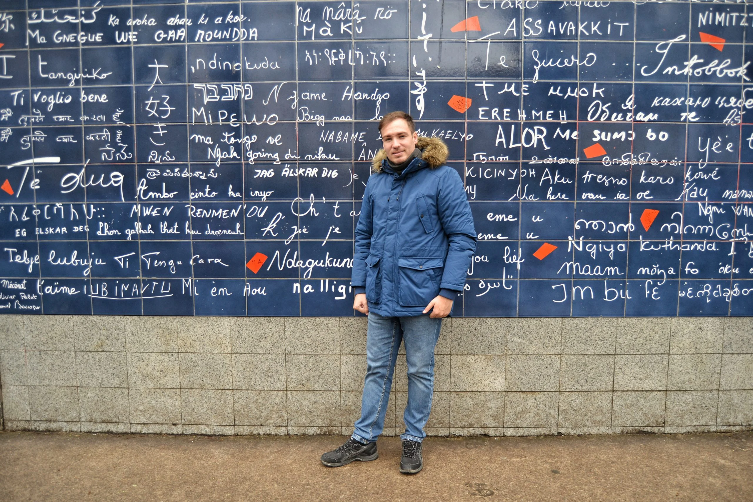 Muro de los te quiero en Montmartre con la frase en múltiples idiomas