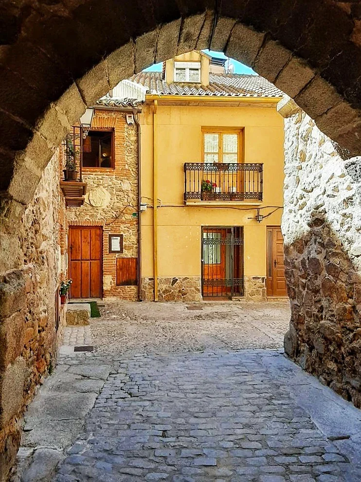 Que ver en Buitrago de Lozoya. Centro Histórico de Buitrago de Lozoya. Castillo de Buitrago de Lozoya. Plaza y museo Picasso. Iglesia de Santa María del Castillo. Ruta de Senderismo.