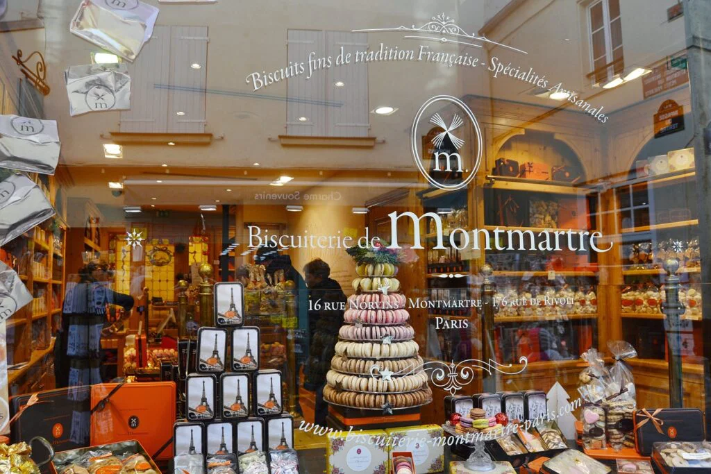 Place du Tertre con artistas pintando al aire libre en Montmartre