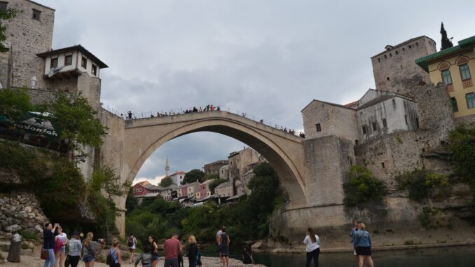 ¡Entra y disfruta de una ciudad autentica! Qué ver en MOSTAR, una ciudad mágica y a su vez interesante de Bosnia.