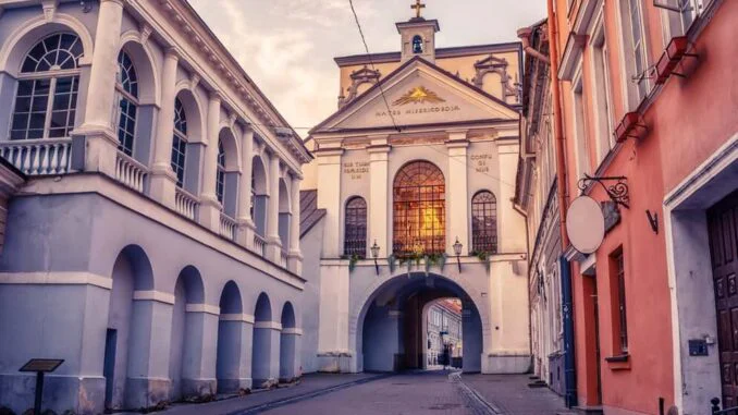 ¿Qué ver y hacer en Vilnius? Guía completa. Pueerta De La Aurora 678x381