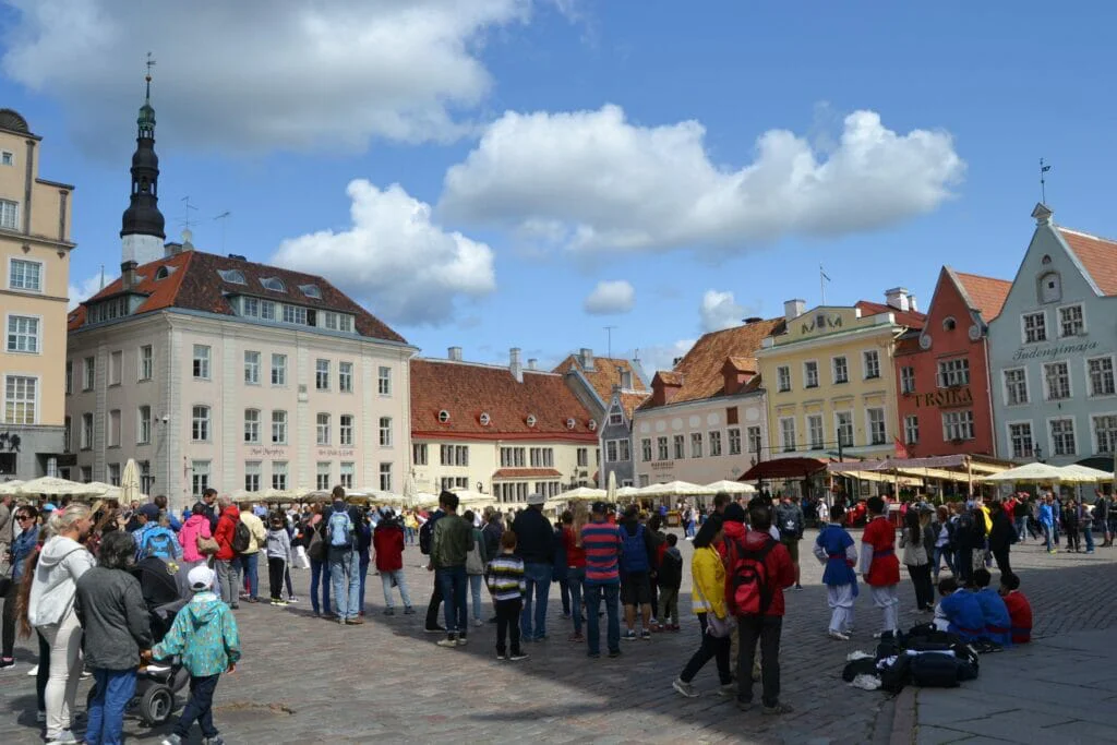 Plaza del Ayuntamiento, corazón histórico medieval de Tallin, Estonia. Vista panorámica de fachadas coloridas y la torre del ayuntamiento gótico de 64 metros.
