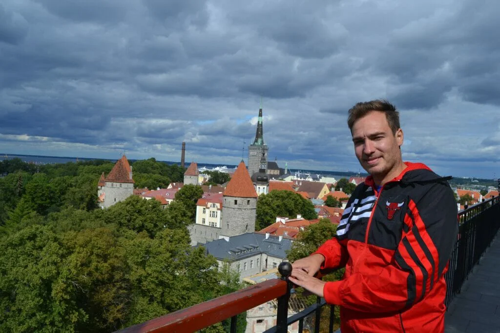 Mirador Patkuli en Toompea, vistas panorámicas a los tejados rojos y murallas de Tallin, Estonia, paisaje urbano medieval y moderno.