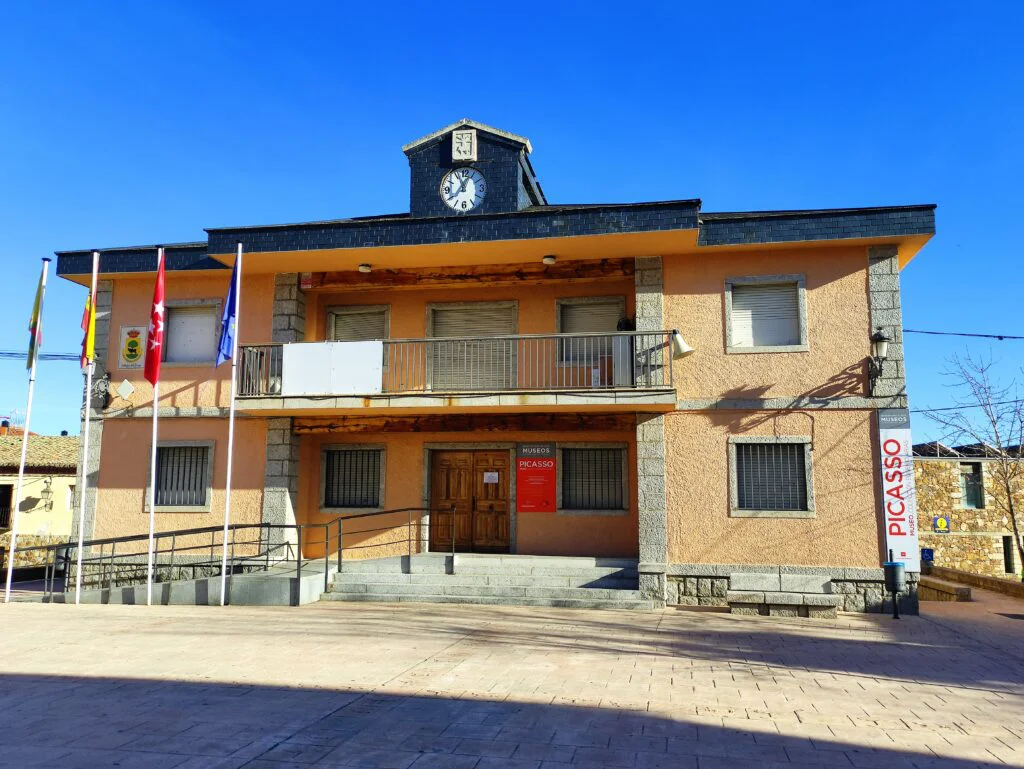 Que ver en Buitrago de Lozoya. Centro Histórico de Buitrago de Lozoya. Castillo de Buitrago de Lozoya. Plaza y museo Picasso. Iglesia de Santa María del Castillo. Ruta de Senderismo.