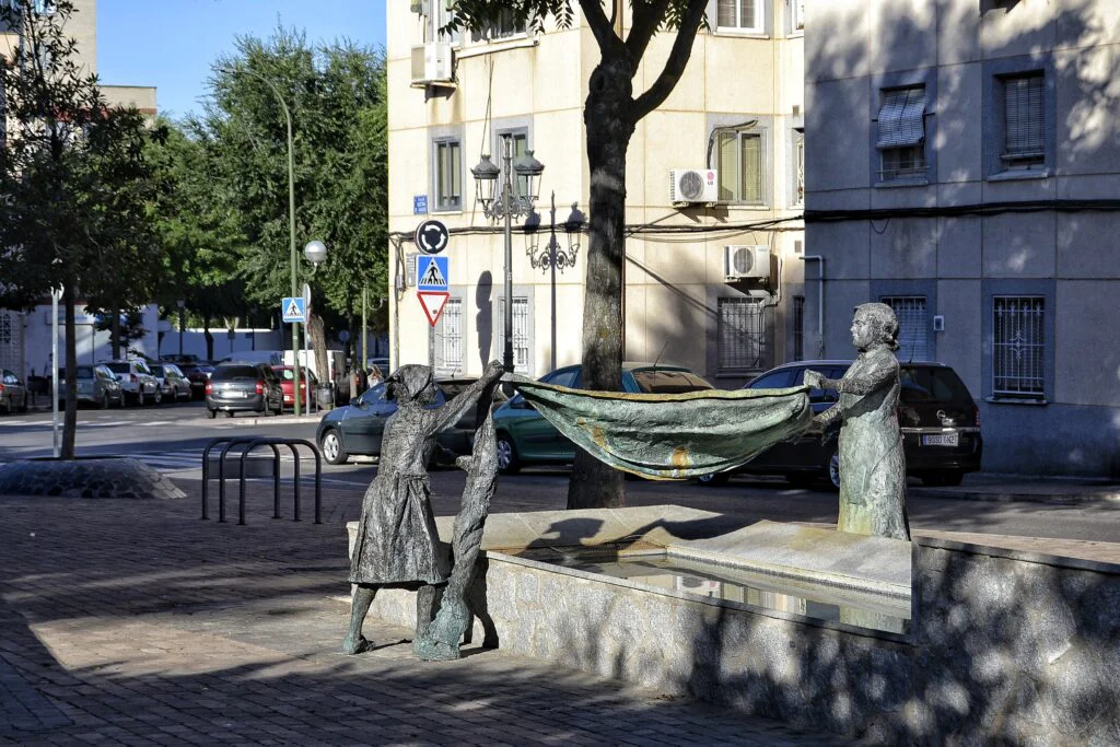 Qué ver y hacer en Móstoles: una guía completa para descubrir esta ciudad madrileña ¿Que ver en Móstoles? Pueblos de Madrid. Centro de arte 2 de Mayo, Museo de la ciudad de Móstoles, Plaza del pradillo y monumento a Andres Torrejón. El ayuntamiento de Móstoles, Ermita Nuestra Señora de los Santos, Zonas verdes de mostoles, El soto y la finca Liana. Plaza David Rincón y sus lavanderas, la casika de Móstoles, teatro del bosque, caminos a Guadalupe, churreria de Mostoles.