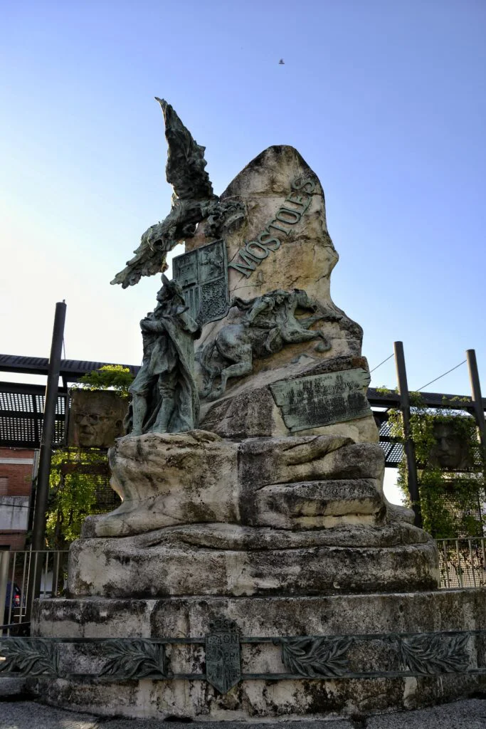 Qué ver y hacer en Móstoles: una guía completa para descubrir esta ciudad madrileña ¿Que ver en Móstoles? Pueblos de Madrid. Centro de arte 2 de Mayo, Museo de la ciudad de Móstoles, Plaza del pradillo y monumento a Andres Torrejón. El ayuntamiento de Móstoles, Ermita Nuestra Señora de los Santos, Zonas verdes de mostoles, El soto y la finca Liana. Plaza David Rincón y sus lavanderas, la casika de Móstoles, teatro del bosque, caminos a Guadalupe, churreria de Mostoles.