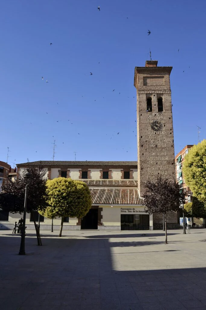 Qué ver y hacer en Móstoles: una guía completa para descubrir esta ciudad madrileña ¿Que ver en Móstoles? Pueblos de Madrid. Centro de arte 2 de Mayo, Museo de la ciudad de Móstoles, Plaza del pradillo y monumento a Andres Torrejón. El ayuntamiento de Móstoles, Ermita Nuestra Señora de los Santos, Zonas verdes de mostoles, El soto y la finca Liana. Plaza David Rincón y sus lavanderas, la casika de Móstoles, teatro del bosque, caminos a Guadalupe, churreria de Mostoles.