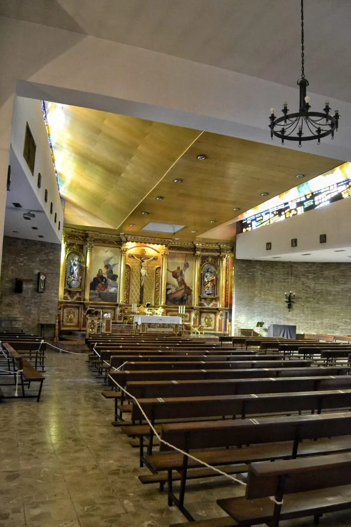 Qué ver y hacer en Móstoles: una guía completa para descubrir esta ciudad madrileña ¿Que ver en Móstoles? Pueblos de Madrid. Centro de arte 2 de Mayo, Museo de la ciudad de Móstoles, Plaza del pradillo y monumento a Andres Torrejón. El ayuntamiento de Móstoles, Ermita Nuestra Señora de los Santos, Zonas verdes de mostoles, El soto y la finca Liana. Plaza David Rincón y sus lavanderas, la casika de Móstoles, teatro del bosque, caminos a Guadalupe, churreria de Mostoles.