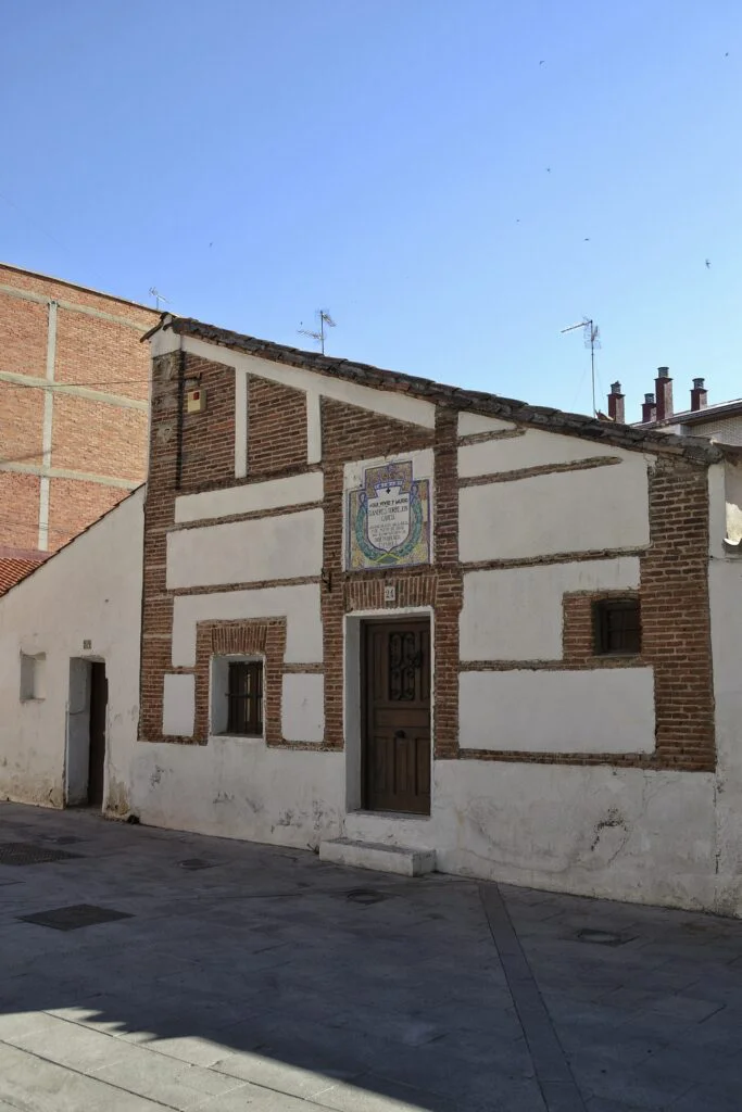 Qué ver y hacer en Móstoles: una guía completa para descubrir esta ciudad madrileña ¿Que ver en Móstoles? Pueblos de Madrid. Centro de arte 2 de Mayo, Museo de la ciudad de Móstoles, Plaza del pradillo y monumento a Andres Torrejón. El ayuntamiento de Móstoles, Ermita Nuestra Señora de los Santos, Zonas verdes de mostoles, El soto y la finca Liana. Plaza David Rincón y sus lavanderas, la casika de Móstoles, teatro del bosque, caminos a Guadalupe, churreria de Mostoles.