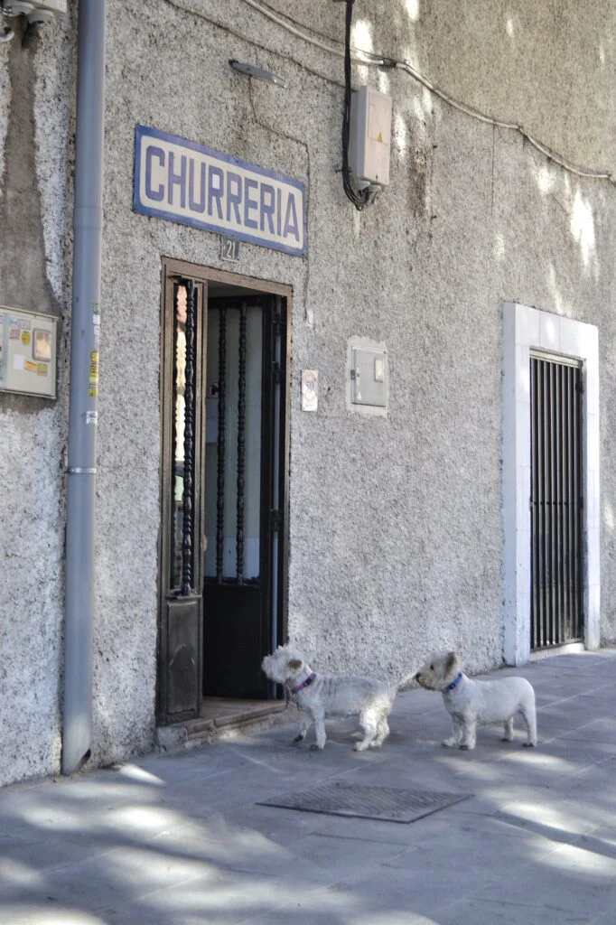 Qué ver y hacer en Móstoles: una guía completa para descubrir esta ciudad madrileña ¿Que ver en Móstoles? Pueblos de Madrid. Centro de arte 2 de Mayo, Museo de la ciudad de Móstoles, Plaza del pradillo y monumento a Andres Torrejón. El ayuntamiento de Móstoles, Ermita Nuestra Señora de los Santos, Zonas verdes de mostoles, El soto y la finca Liana. Plaza David Rincón y sus lavanderas, la casika de Móstoles, teatro del bosque, caminos a Guadalupe, churreria de Mostoles.