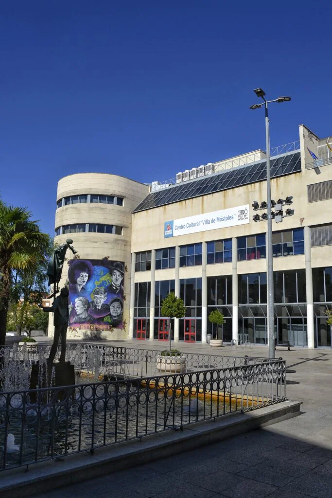 Qué ver y hacer en Móstoles: una guía completa para descubrir esta ciudad madrileña ¿Que ver en Móstoles? Pueblos de Madrid. Centro de arte 2 de Mayo, Museo de la ciudad de Móstoles, Plaza del pradillo y monumento a Andres Torrejón. El ayuntamiento de Móstoles, Ermita Nuestra Señora de los Santos, Zonas verdes de mostoles, El soto y la finca Liana. Plaza David Rincón y sus lavanderas, la casika de Móstoles, teatro del bosque, caminos a Guadalupe, churreria de Mostoles.