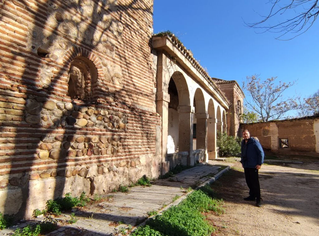 Plaza España y la Iglesia de San Esteban en Fresno de Torote