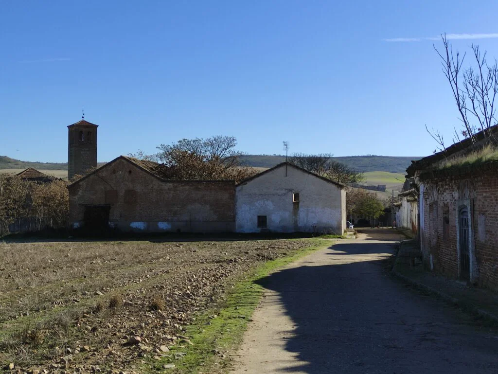 Casas abandonadas e Iglesia de San Esteban en Fresno de Torote