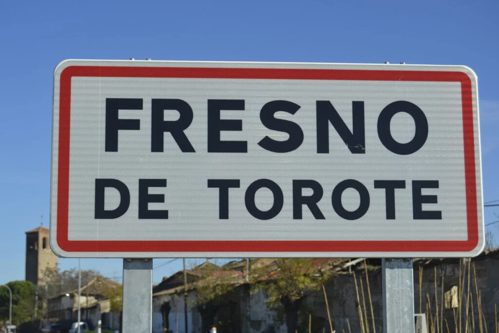 Cartel de Fresno de Torote pueblo abandonado