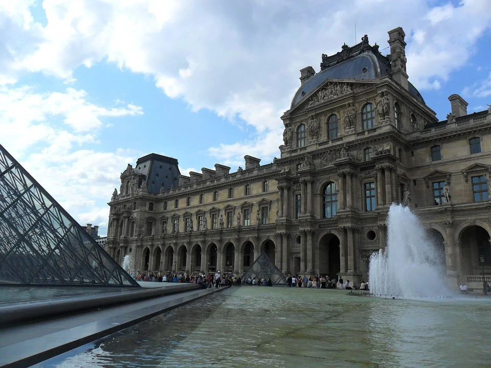 Curiosidades Mona Lisa: Misterios y Datos Fascinantes Puerta principal del Museo del Louvre en París