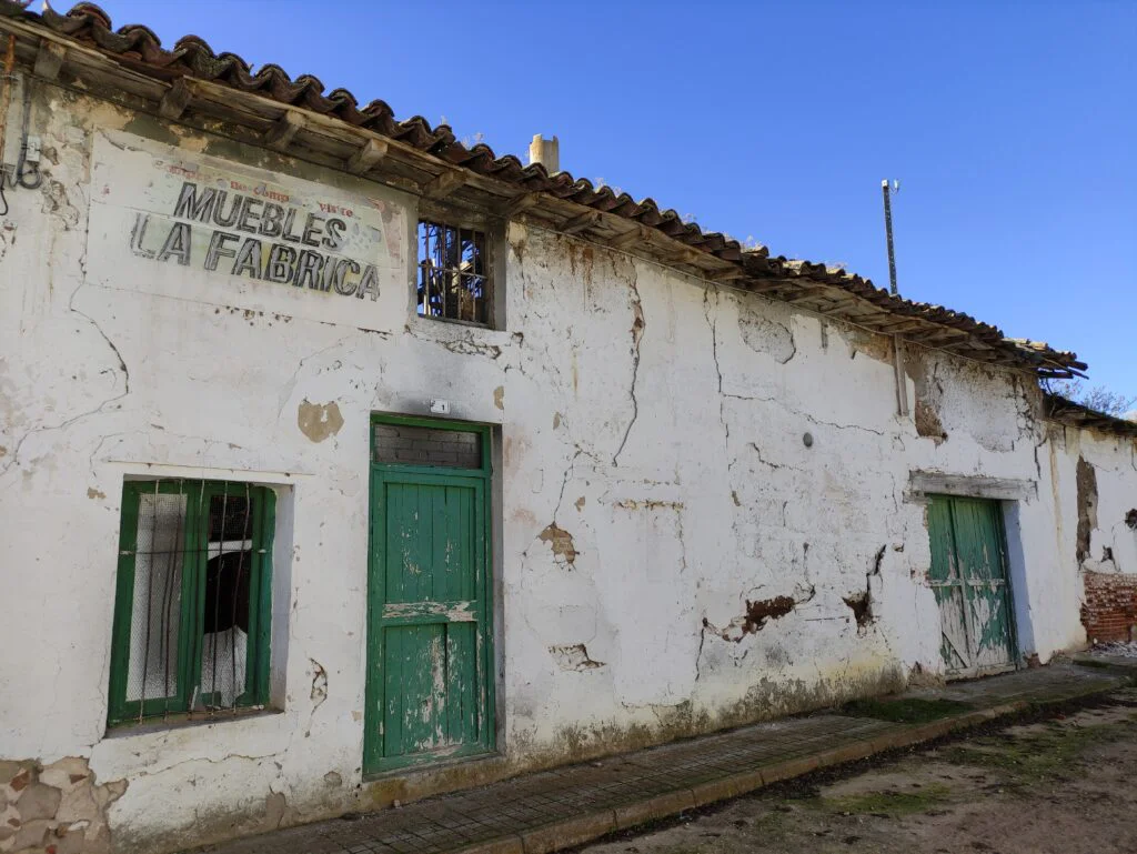 Fábrica de muebles en la Calle Algete de Fresno de Torote