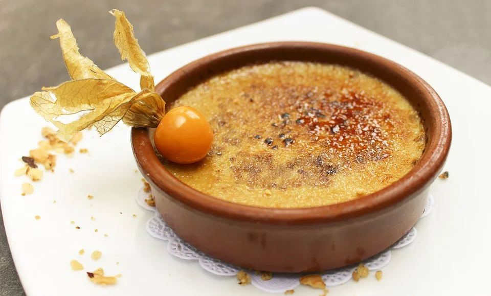 Comida típica de Francia: Guía completa para conocer los platos franceses Crème brûlée con azúcar caramelizado