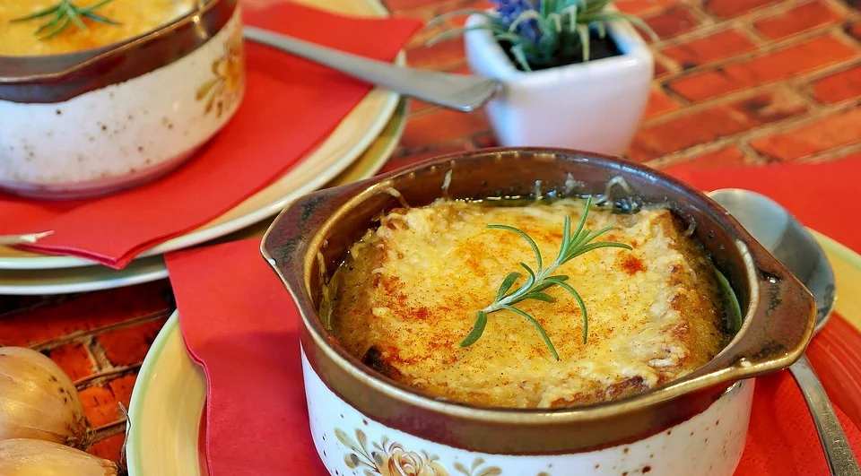 Comida típica de Francia: Guía completa para conocer los platos franceses Sopa de cebolla francesa con queso gratinado