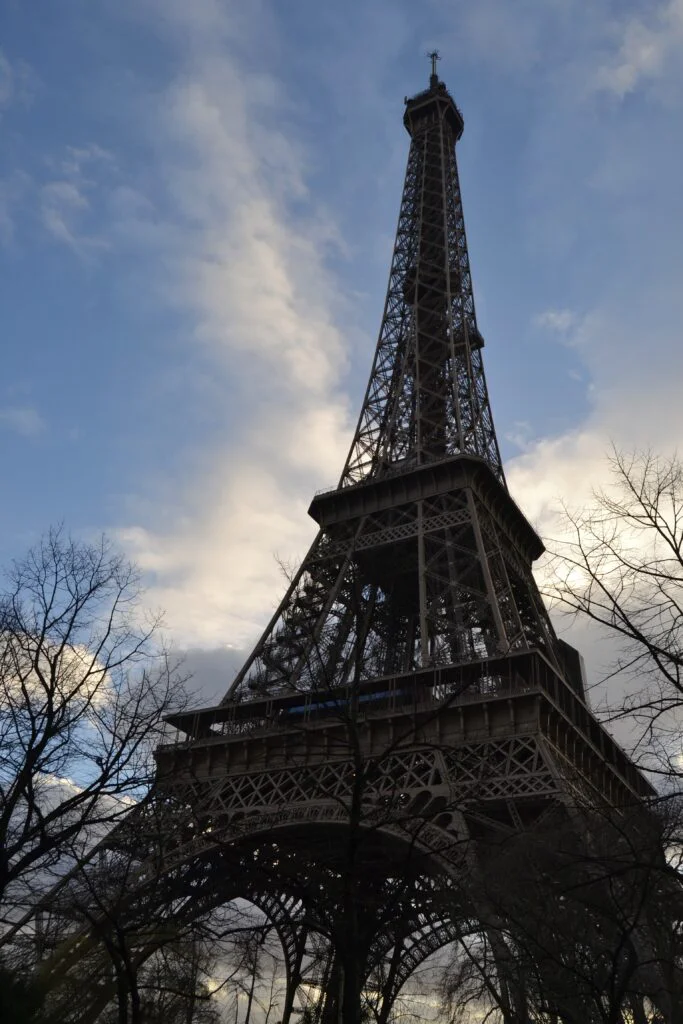 Curiosidades Torre Eiffel: historia, materiales y datos únicos Estructura de hierro forjado de la Torre Eiffel vista desde la base