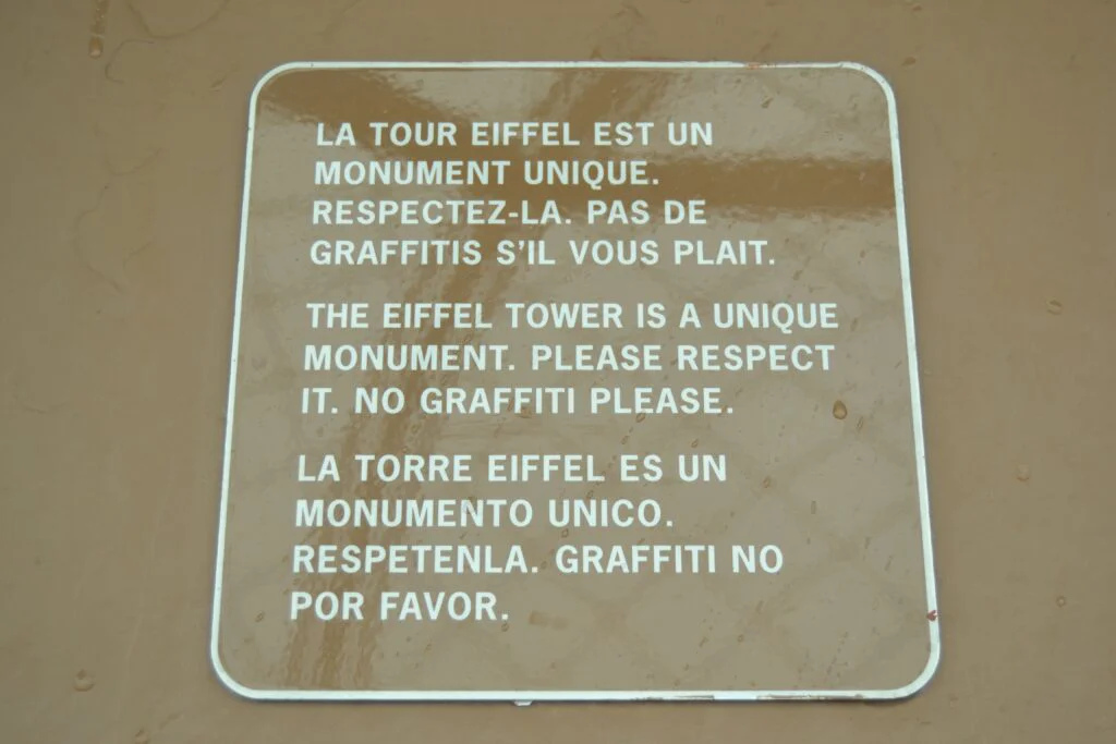 Curiosidades Torre Eiffel: historia, materiales y datos únicos Detalle de remaches y estructura metálica de la Torre Eiffel de París