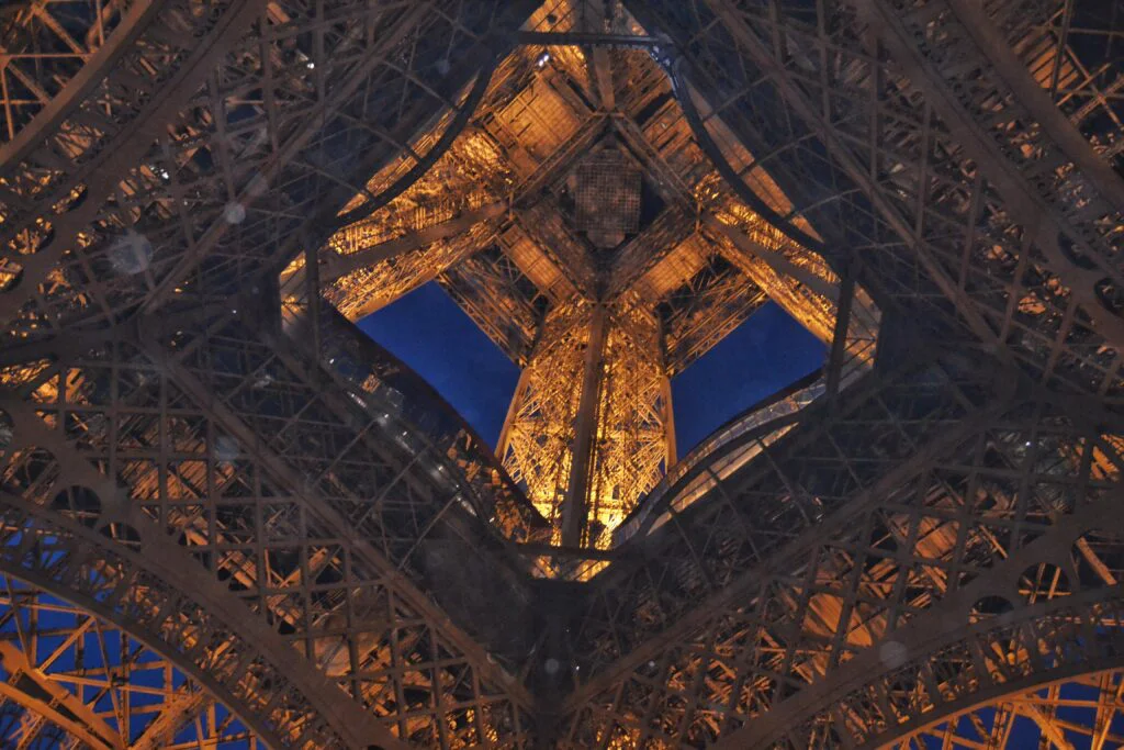 Curiosidades Torre Eiffel: historia, materiales y datos únicos Vista del intrincado entramado metálico de la Torre Eiffel desde abajo