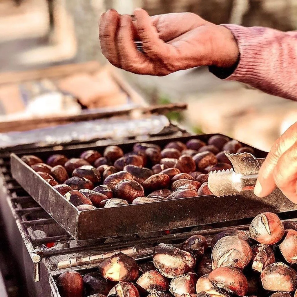 [translate:Puestos de comida calle Ermou castañas asadas]