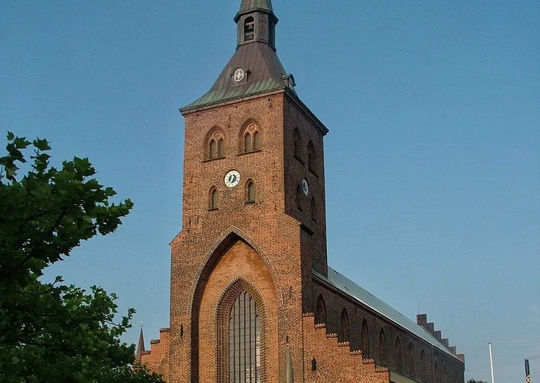 Qué ver en Odense: guía completa de lugares imprescindibles Iglesia San Albano Odense, arquitectura y diversidad cultural.