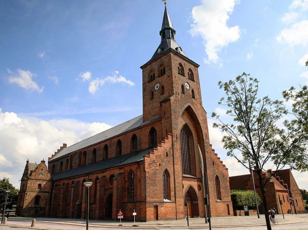 Qué ver en Odense: guía completa de lugares imprescindibles La Catedral de San Canuto Odense, arquitectura gótica y tumba real.