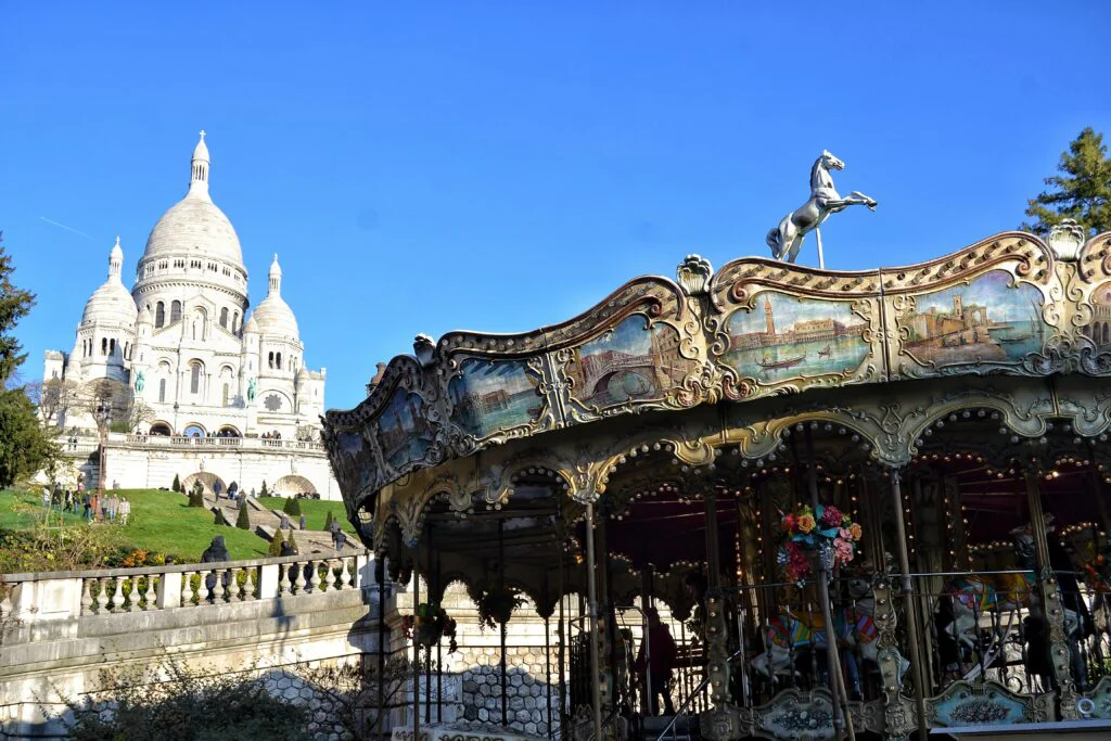 Misterios y leyendas de Montmartre: ruta nocturna por el barrio bohemio Sacré-Cœur de noche visto desde la explanada, lugar de historias y promesas