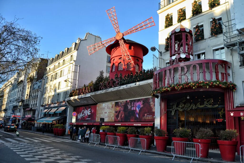 Misterios y leyendas de Montmartre: ruta nocturna por el barrio bohemio Moulin Rouge iluminado por la noche, punto clave de leyendas en Montmartre
