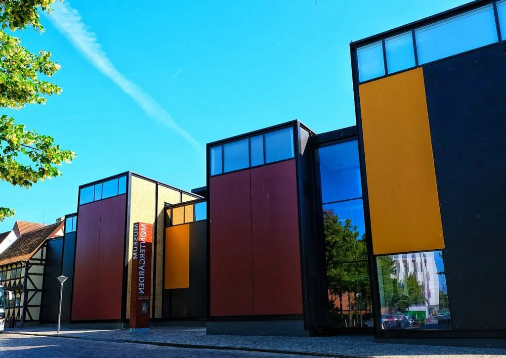 Qué ver en Odense: guía completa de lugares imprescindibles Museo Montergarden, arte contemporáneo y exposiciones internacionales.