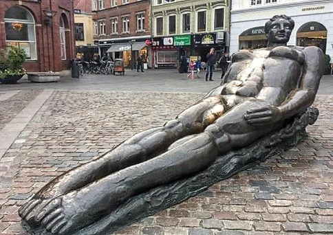 Qué ver en Odense: guía completa de lugares imprescindibles Estatua Oceanía, escultura y tradición local.