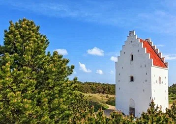Campanario de la iglesia enterrada entre dunas en Skagen