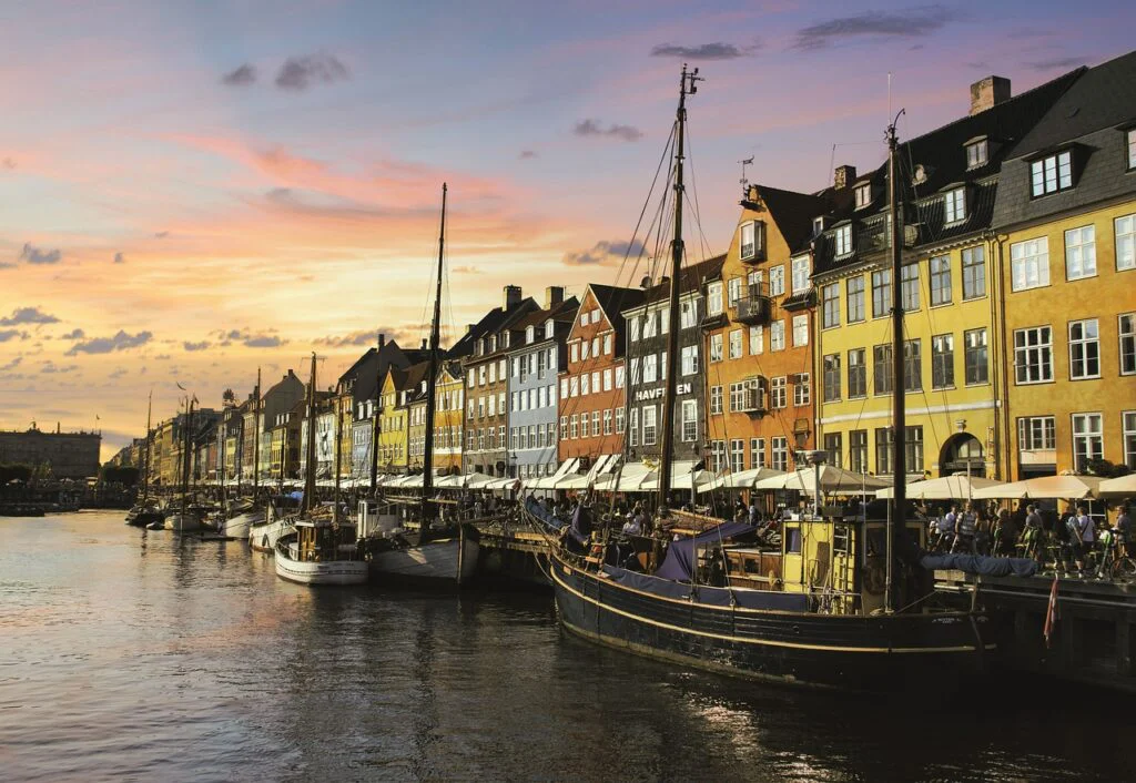 Vista panorámica de Copenhague con tejados y canales
