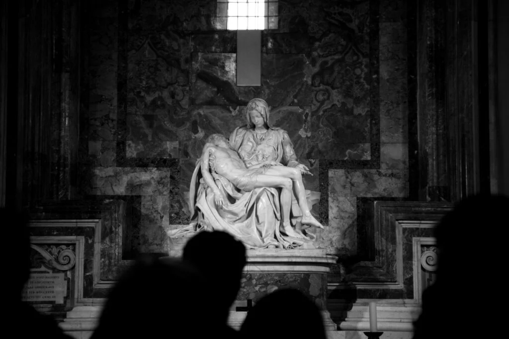 La Piedad de Miguel Ángel: Significado Religioso y Curiosidades La Piedad del Vaticano en la Basílica de San Pedro