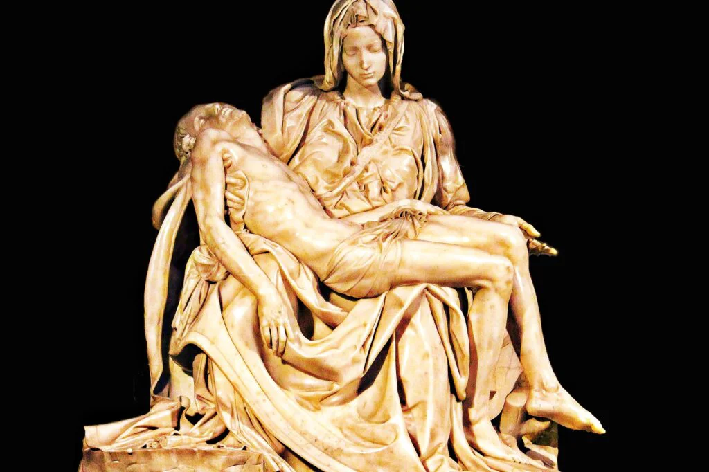La Piedad de Miguel Ángel: Significado Religioso y Curiosidades Vista frontal completa de la Piedad del Vaticano protegida por cristal