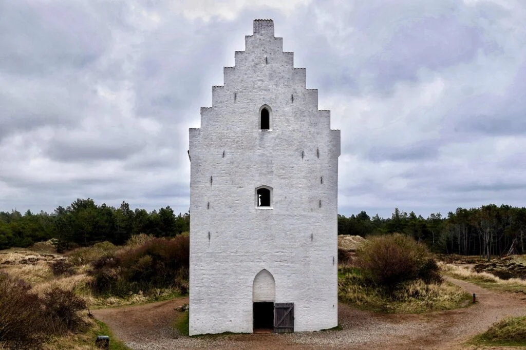Atardecer en Skagen con vista de la iglesia enterrada