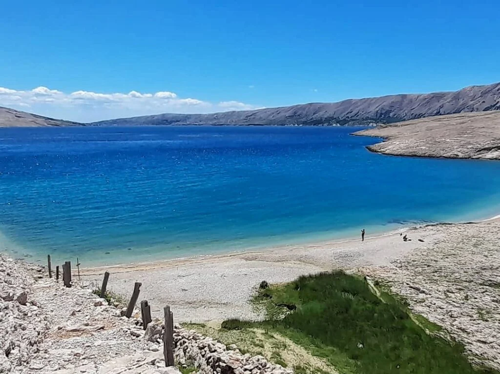 Playa Ručica en la isla de Pag con paisaje lunar