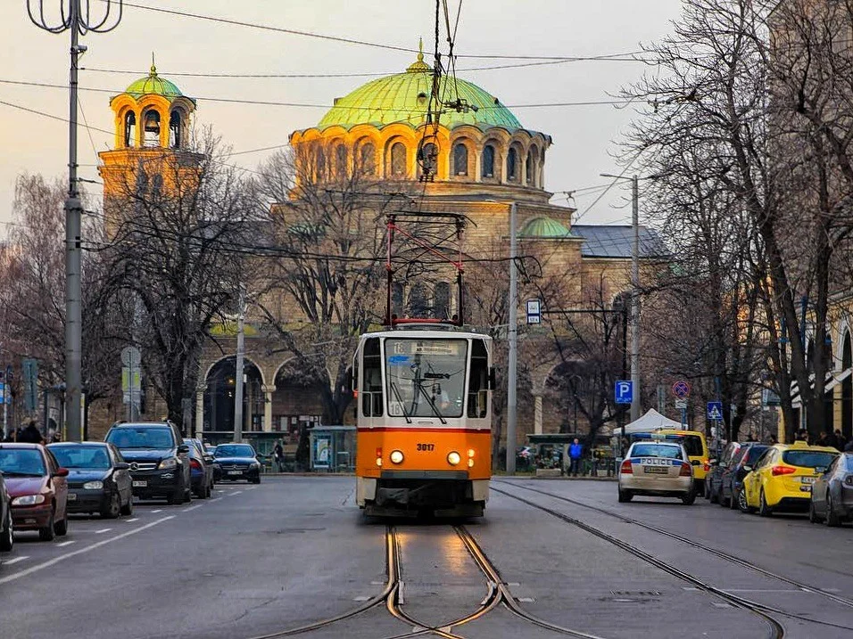 Qué ver en Sofía - Plaza Sveta Nedelya con la catedral y edificios históricos