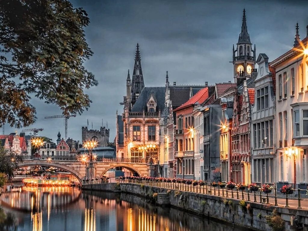 Qué Ver en Brujas: 15 Lugares Imprescindibles + Guía Fachada gótica del Ayuntamiento de Brujas del siglo XIV con estatuas históricas