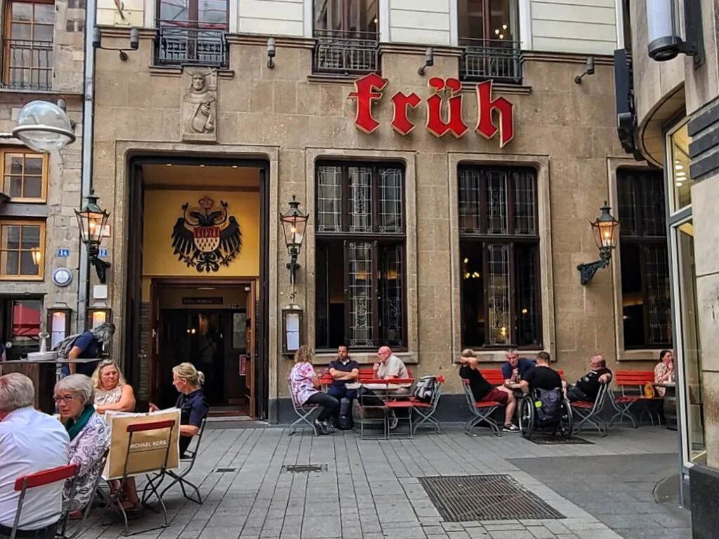 Cervecería Früh Dom Colonia Kölsch tradicional alemania