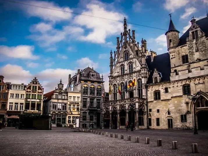 Torre de la Catedral de San Rumoldo en Malinas con carillones tradicionales belgas