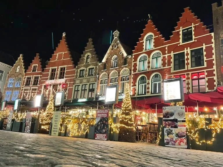 Qué Ver en Brujas: 15 Lugares Imprescindibles + Guía Grote Markt plaza principal de Brujas con el campanario Belfort y casas gremiales coloridas