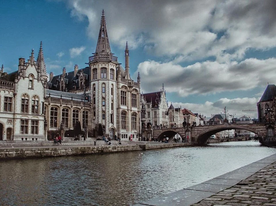 Castillo de los Condes y arquitectura gótica de Gante, ciudad belga histórica