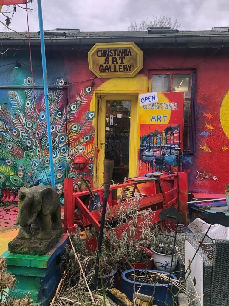 Arte callejero y murales coloridos en las paredes de Christiania mostrando la creatividad y expresión artística del barrio