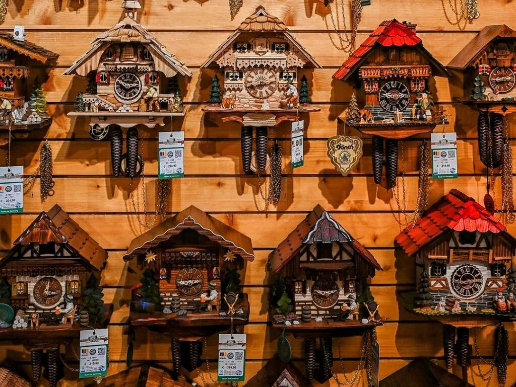 Tienda tradicional de relojes de cuco en Triberg mostrando la artesanía local de la Selva Negra