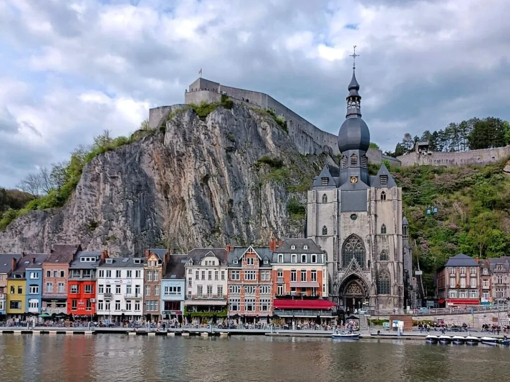 Dinant a orillas del río Mosa con la Ciudadela sobre el acantilado, pueblo belga pintoresco