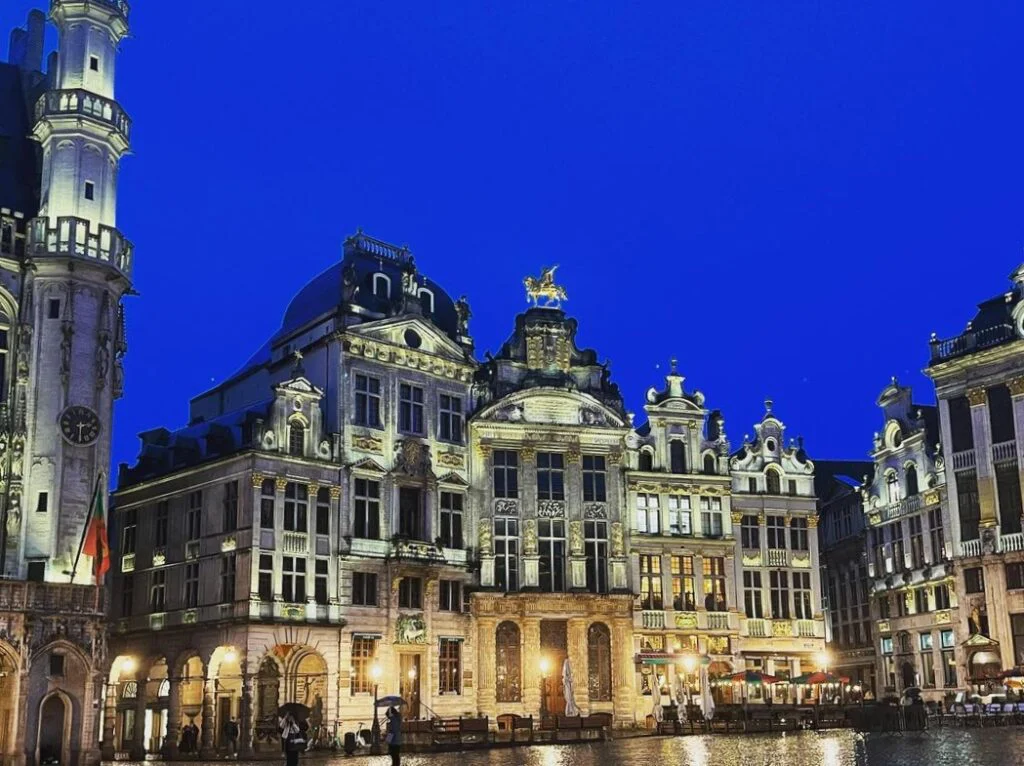 Grand Place de Bruselas con edificios gremiales dorados, capital de Bélgica