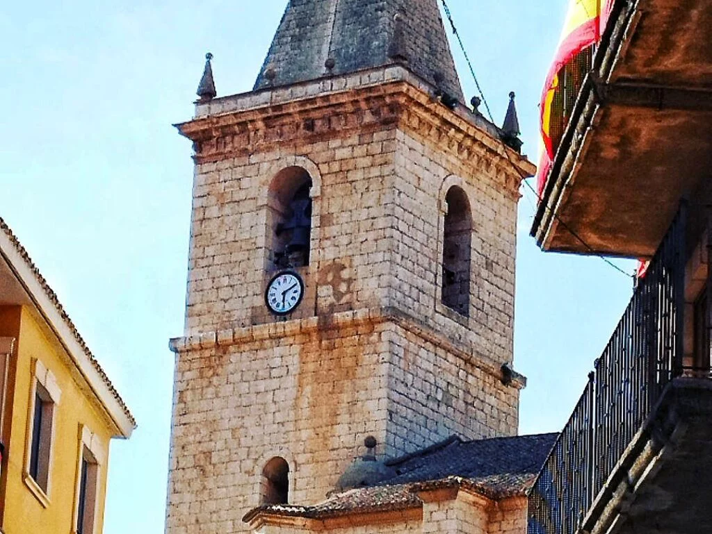 Pueblos bonitos de Albacete con río - Calles con casas blancas y dulces miguelitos en La Roda